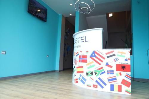 a box sitting on the floor in a room at Hostel 90pods & C O working in Shkodër