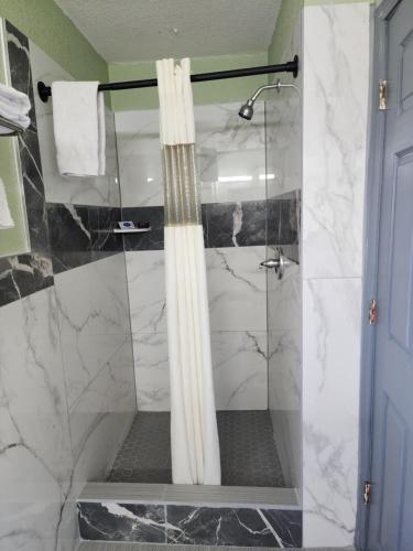 Ένα μπάνιο στο Plaza Motel