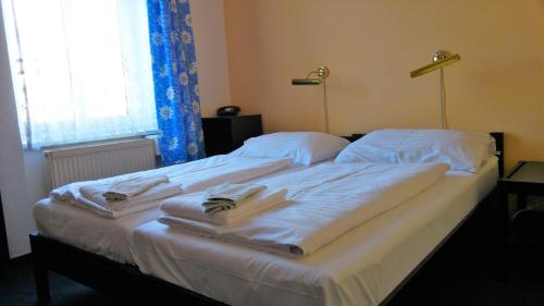 Giường trong phòng chung tại Hotel CB Royal