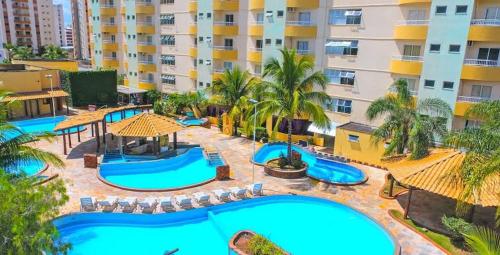 カルダス・ノバスにあるFlat THERMAS PLACEのプール付きのリゾートの空中ビュー