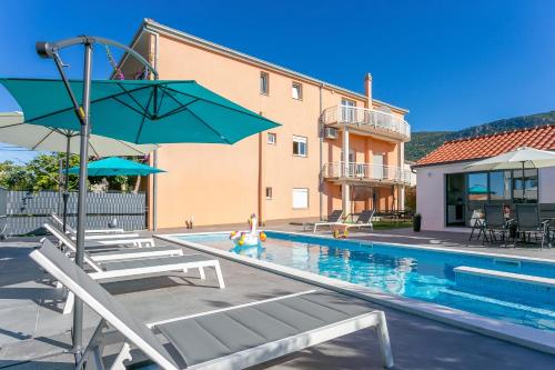 Apartments with swimming pool Kastel Luksic, Kastela - 22983