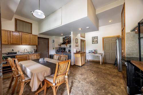 Η κουζίνα ή μικρή κουζίνα στο Bliss Point Farm and B&B, LLC