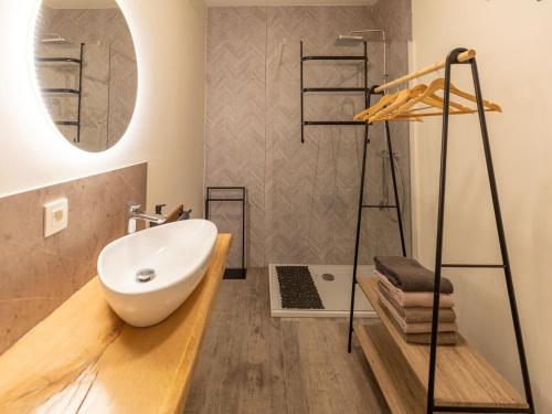 Ένα μπάνιο στο Luxurious villa with heated pool