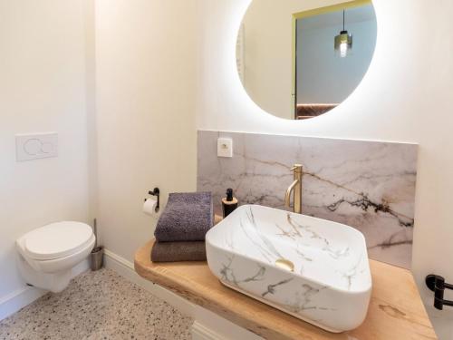 Ένα μπάνιο στο Luxurious villa with heated pool