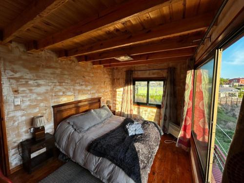 a bedroom with a bed in a log cabin at Quebrada del Mar-Matanzas in Matanzas