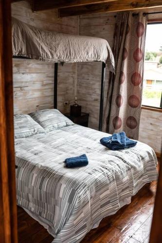 a bedroom with a bed with two towels on it at Quebrada del Mar-Matanzas in Matanzas