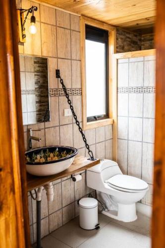 a bathroom with a toilet and a sink at Quebrada del Mar-Matanzas in Matanzas