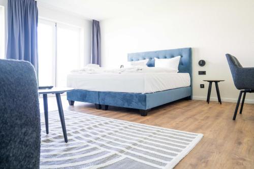 a bedroom with a bed and a table and a chair at Johouse Zingst Johouse Zimmer 19 in Zingst