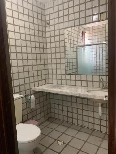 ein Badezimmer mit Toilette, Waschbecken und Spiegel in der Unterkunft Chalé em Nossa Senhora da Conceição - 3 in Paulista