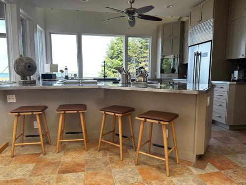 Afbeelding uit fotogalerij van Stunning Beachfront Retreat, Sleeps 12 in Cheboygan