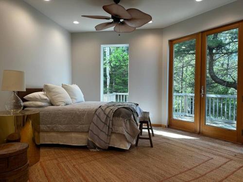 Afbeelding uit fotogalerij van Stunning Beachfront Retreat, Sleeps 12 in Cheboygan