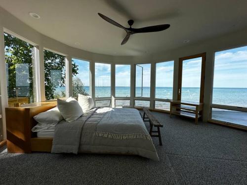 Ένα ή περισσότερα κρεβάτια σε δωμάτιο στο Stunning Beachfront Retreat, Sleeps 12