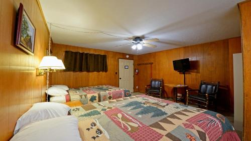 En eller flere senge i et værelse på Arrowhead 13 Deluxe