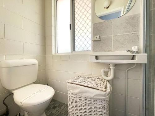 Un baño de Beach House on Burrum- Close to beach- 3BR- WiFi-Foxtel