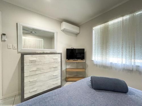 Cama o camas de una habitación en Beach House on Burrum- Close to beach- 3BR- WiFi-Foxtel