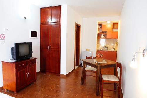 Фотография из галереи Apartments Baron в Свети-Стефане