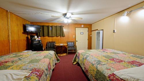una camera d'albergo con due letti e un ventilatore a soffitto di Arrowhead 15 a Red River