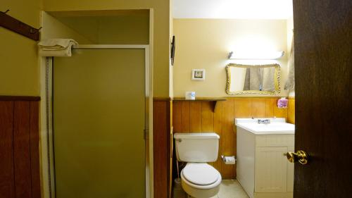 un bagno con un water e un lavandino di Arrowhead 15 a Red River