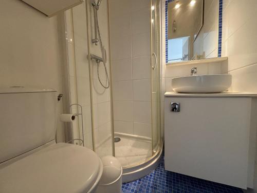 Ένα μπάνιο στο Appartement cosy au centre, à deux pas de la plage, tout équipé pour 4 personnes - FR-1-197-330