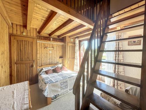 un homme dormant dans un lit dans une cabine dans l'établissement 2 Pièces + Mezzanine au pied des pistes avec Parking - Combloux - FR-1-560-64, à Combloux