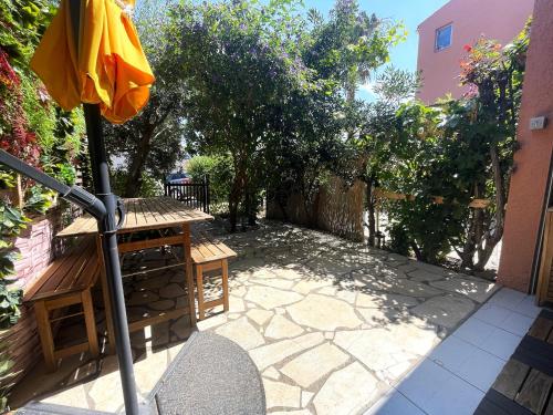 Photo de la galerie de l'établissement Appartement T2 à Banyuls-sur-Mer : Jardin, Parking, WIFI, Climatisation, Proche Plage - FR-1-309-340, à Banyuls-sur-Mer