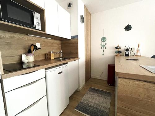 Photo de la galerie de l'établissement Appartement T2 à Banyuls-sur-Mer : Jardin, Parking, WIFI, Climatisation, Proche Plage - FR-1-309-340, à Banyuls-sur-Mer