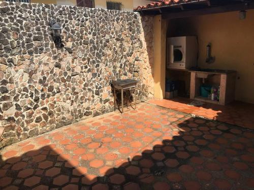 Zimmer mit einer Steinmauer und Fliesenboden in der Unterkunft Townhouse 3 habitaciones in Ciudad Guayana