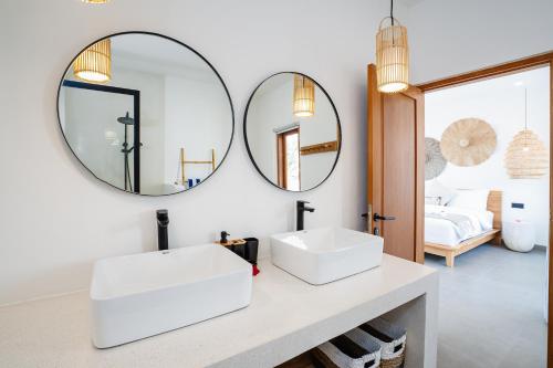 een badkamer met 2 spiegels en een witte wastafel bij Villa Valentina - 2 bedroom private luxury villa in Canggu quiet area in Canggu