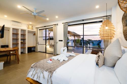 een slaapkamer met een wit bed en een groot raam bij Villa Valentina - 2 bedroom private luxury villa in Canggu quiet area in Canggu