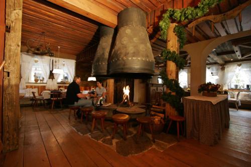 - une grande cloche dans une pièce avec une cheminée dans l'établissement Ferienhotel Alber, à Mallnitz