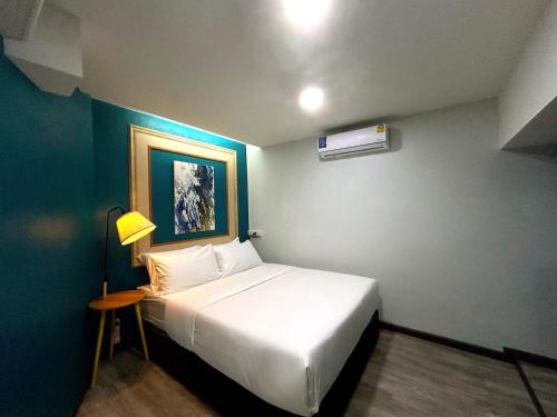 a bedroom with a large white bed in a room at SkyLink Homes in Bangkok
