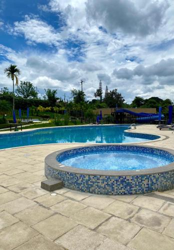 a large swimming pool with a blue at Apartasol Reserva de la Colina Lindo y Cómodo Apartamento in La Tebaida