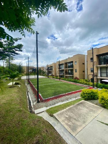 a volleyball net in front of a building at Apartasol Reserva de la Colina Lindo y Cómodo Apartamento in La Tebaida