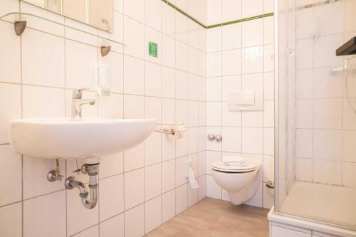 a bathroom with a sink and a toilet at Johouse Zingst Johouse Zimmer 16 in Zingst