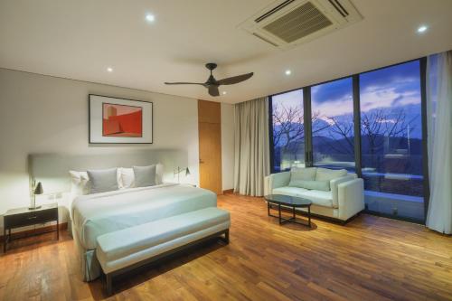 Ein Bett oder Betten in einem Zimmer der Unterkunft Selong Selo Resort and Villas