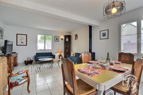 - un salon avec une table à manger et des chaises dans l'établissement Les 2 pointes, à Plouézec