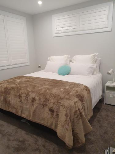 Ένα ή περισσότερα κρεβάτια σε δωμάτιο στο Newly built 1 bedroom unit in central Khandallah