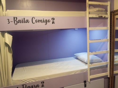 a bunk bed with a sign that reads baltimore campus at Kasa Hostel Karaokê in Balneário Camboriú