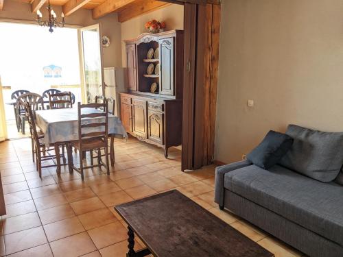 un salon avec un canapé et une table dans l'établissement T3 duplex 50m², 2 chambres, proche plage, 6 pers - FR-1-797-1, à Port-la-Nouvelle