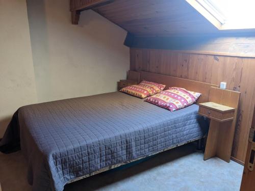 une chambre avec un lit avec deux oreillers dessus dans l'établissement T3 duplex 50m², 2 chambres, proche plage, 6 pers - FR-1-797-1, à Port-la-Nouvelle