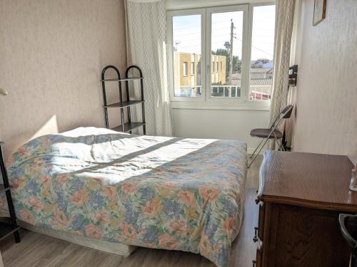 une chambre avec un lit, un bureau et une fenêtre dans l'établissement T2 Rénové Climatisé, Proche Plage, 4 Pers, Animaux Admis - FR-1-797-5, à Port-la-Nouvelle