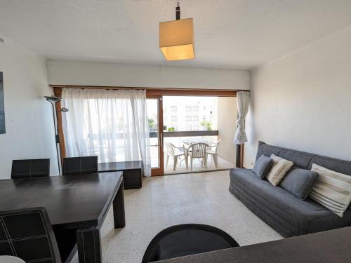 un salon avec un canapé et une table dans l'établissement T2 face mer, climatisé, parking privé, 4 pers - FR-1-797-11, à Port-la-Nouvelle