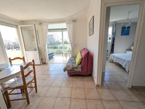 un salon avec un canapé et une table dans l'établissement Appartement T2 lumineux 40m2, 4 personnes, 150m de la plage, bien équipé et proche loisirs - FR-1-797-18, à Port-la-Nouvelle