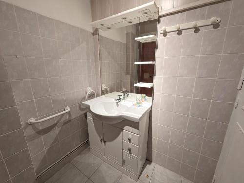 une salle de bain avec un lavabo et un miroir dans l'établissement Appartement T2 lumineux 40m2, 4 personnes, 150m de la plage, bien équipé et proche loisirs - FR-1-797-18, à Port-la-Nouvelle