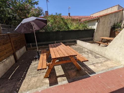 Confortable T2 rénové, plain-pied, cour privative + balcon, parking, proche mer - FR-1-797-20