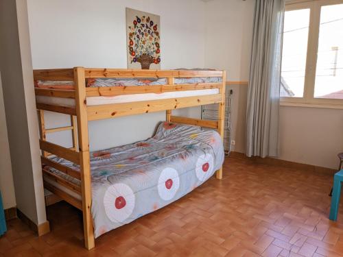 Ce lit superposé se trouve dans un dortoir doté de lits superposés. dans l'établissement Appartement T4 proche plage et commerces, 80m2, 6 pers, lave-linge, TV - FR-1-797-23, à Port-la-Nouvelle