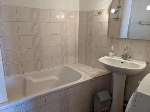 une salle de bain avec une baignoire et un lavabo dans l'établissement Appartement T4 proche plage et commerces, 80m2, 6 pers, lave-linge, TV - FR-1-797-23, à Port-la-Nouvelle