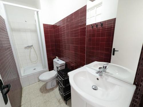 une salle de bain avec un lavabo blanc et des toilettes dans l'établissement Agréable T2 pour 5 pers, 1er étage, climatisé, parking sécurisé - FR-1-797-6, à Port-la-Nouvelle