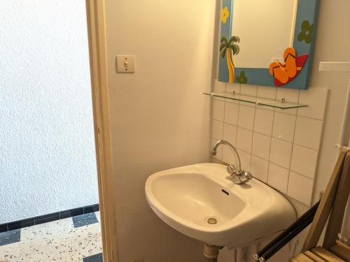 une salle de bain avec un lavabo blanc et un miroir dans l'établissement Port-la-Nouvelle : Studio front de mer, 4 pers, parking inclus - FR-1-797-32, à Port-la-Nouvelle
