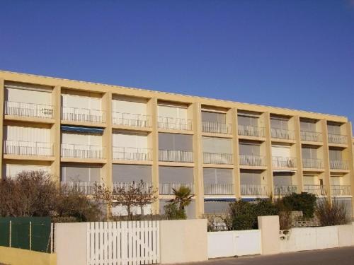 un immeuble d'appartements avec des balcons sur le côté dans l'établissement Port-la-Nouvelle : Studio front de mer, 4 pers, parking inclus - FR-1-797-32, à Port-la-Nouvelle